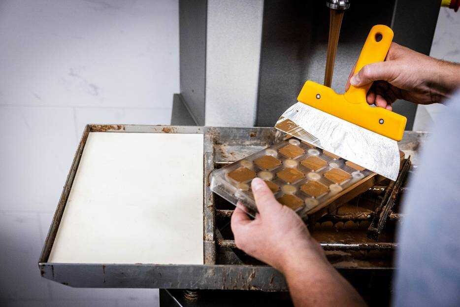 Nieuwe bonbons van Chocolaterie Reedijk in de maak.