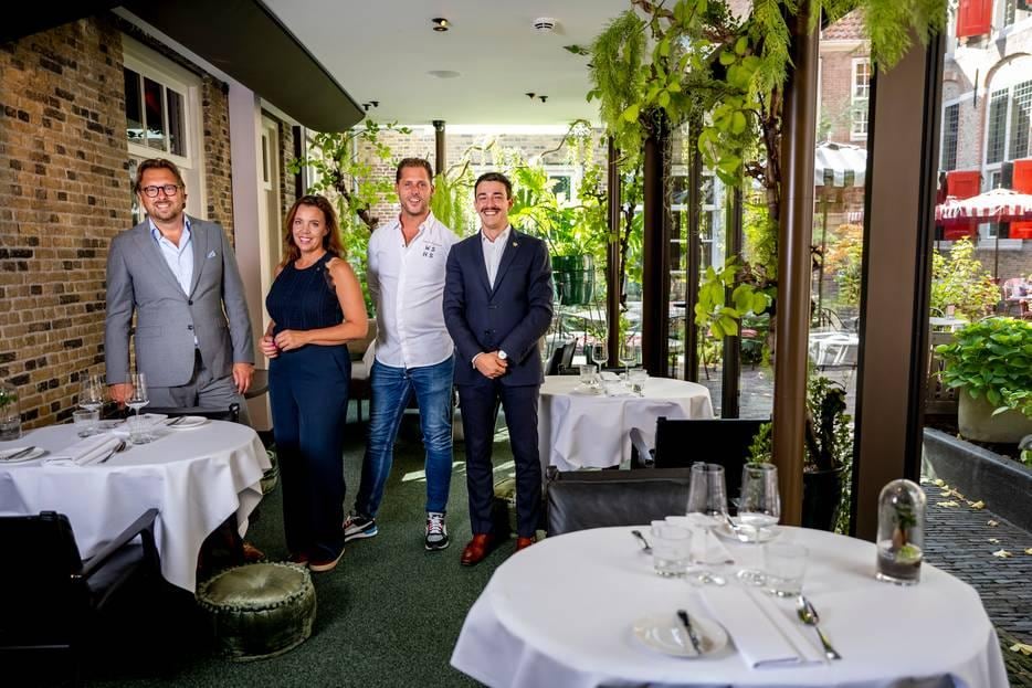 Lennart van Gastel. Sharon van Gastel ( eigenaren ) Remco Kuijpers ( chef ) en Louis Grizeau ( maître ) van Lizz. Foto: AD/Frank de Roo.