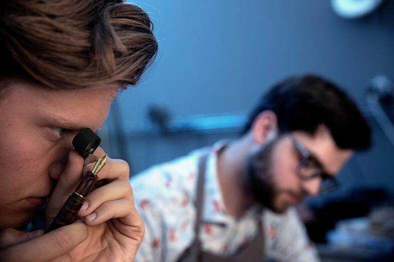 De broers Teun (rechts) en Joep Prinsen maken met hun Giants’ Pens handgemaakte vulpennen voor binnen- en buitenland.