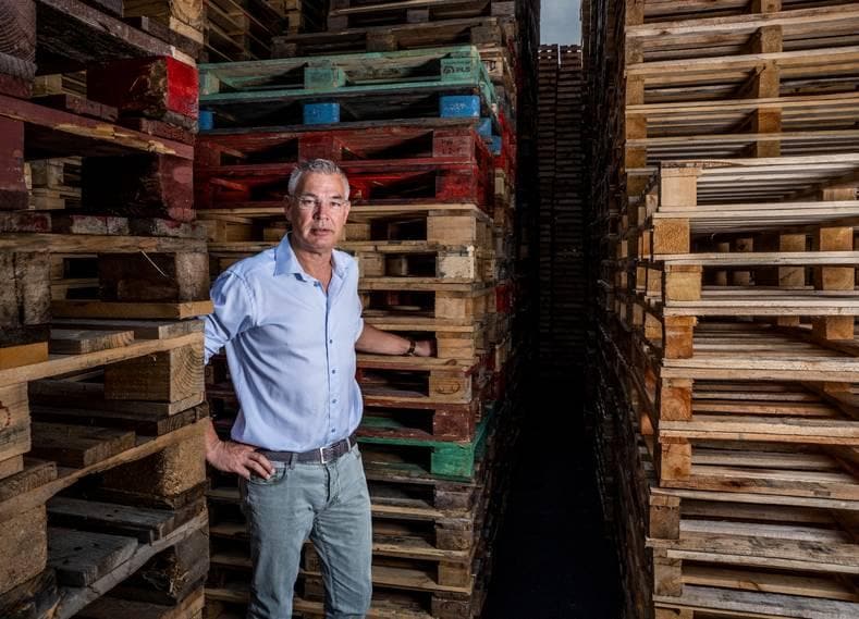 Marco Leemberg van de Palletcentrale. Al 33 jaar tussen de houten laadplaten, hoog opgestapeld bij onder andere de Rotterdamse Waalhaven. Foto: AD/Frank de Roo.