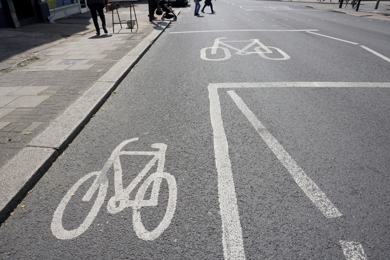 ,,Ik wilde die drukte graag omzeilen. Toen dacht ik: waarom ga ik niet op de fiets? Dan doe ik ook nog iets goeds voor mijn lijf én de planeet." Yvonne Beumer pakte dus de fiets, met 300 kilometer voor de boeg. En: aan de linkerkant van de weg natuurlijk.