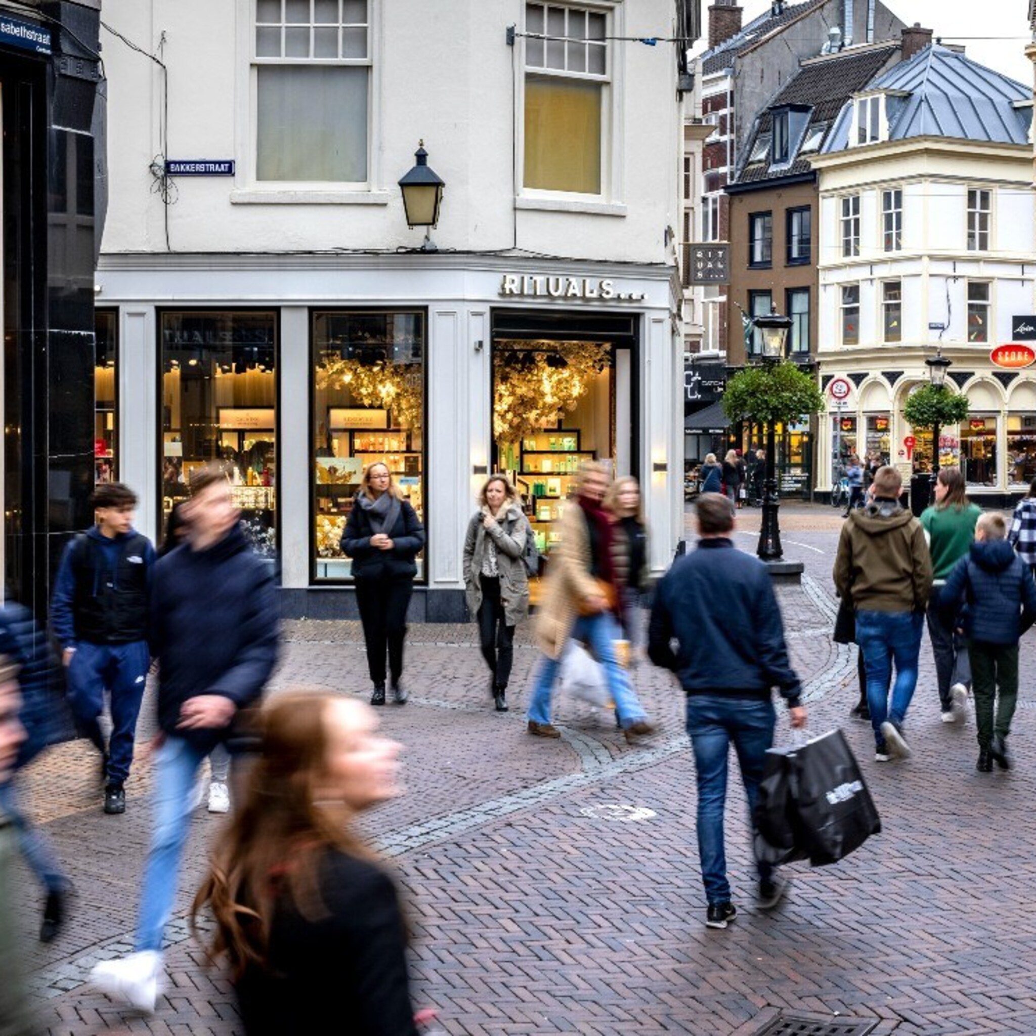 winkeliers roepen consumenten op koopmomenten te spreiden