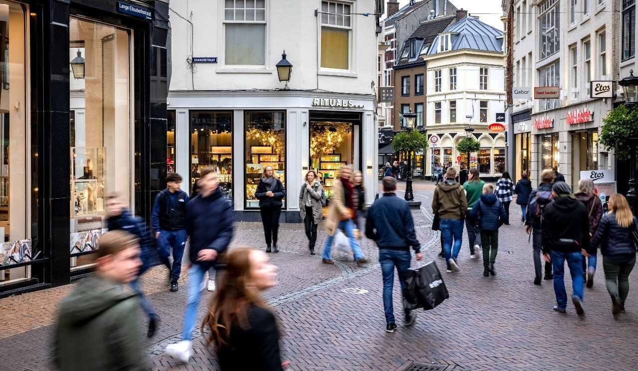 winkeliers roepen consumenten op koopmomenten te spreiden