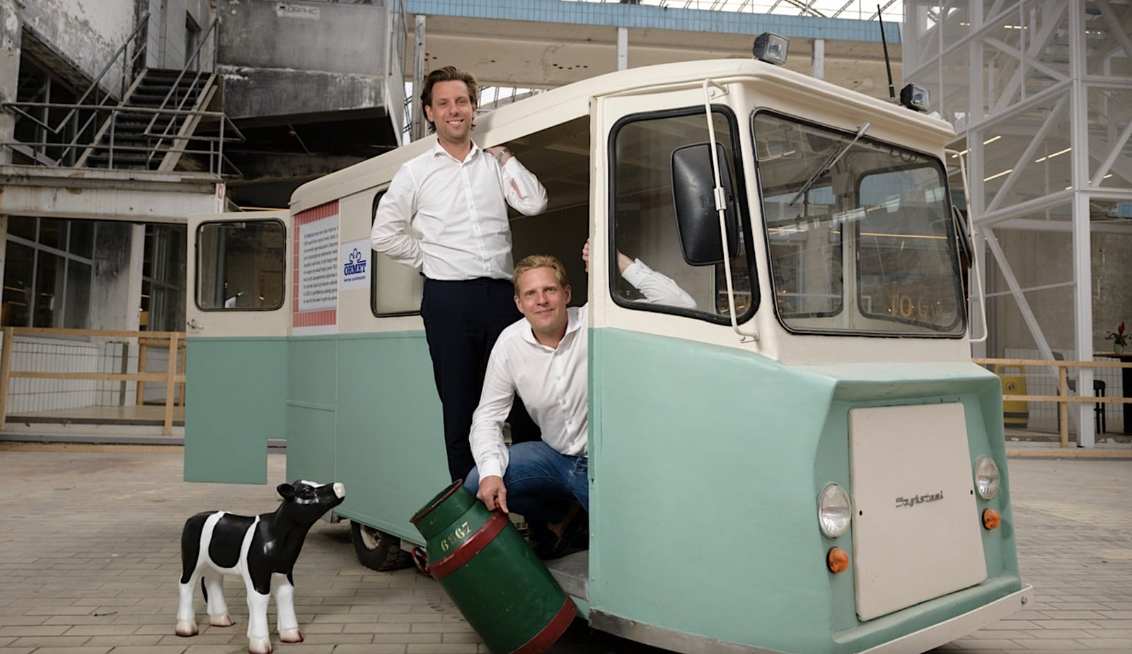 Niek (links) en Tijn Leussink in de Melkhal. Ze zijn de grootste supermarktfranchisers van Twente, met negen winkels. Wat is hun geheim? Foto: Cees Elzenga