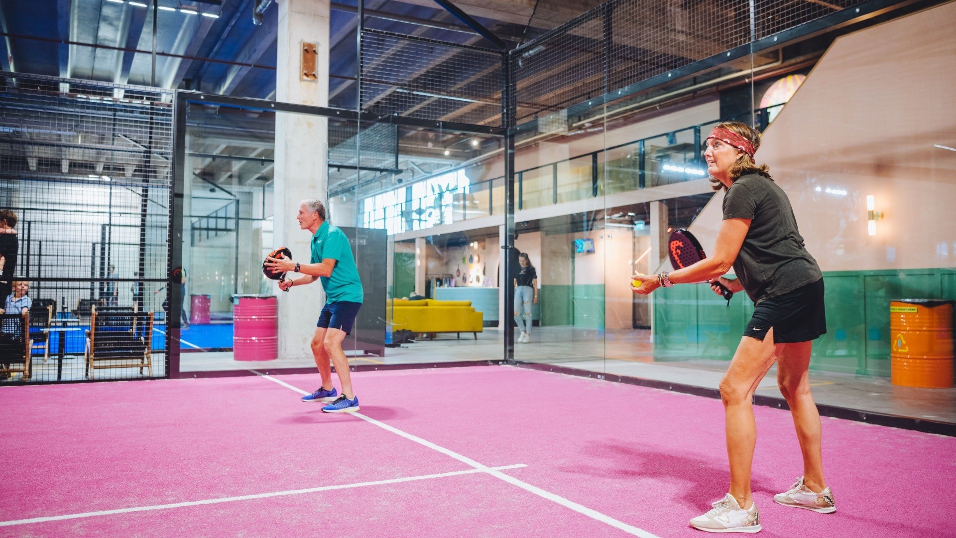 De roze wedstrijdbaan bij Padel NEXT trekt de aandacht. Foto: Padel NEXT