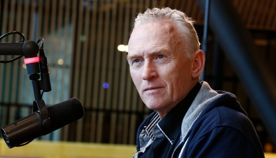 Cor Molenaar: ,,We kunnen wel stellen dat het idee van marktwerking in de energiesector heeft gefaald. We moeten energie in mijn optiek zien als een nutsvoorziening, waarbij de overheid een grote rol speelt en de prijs bepaald".