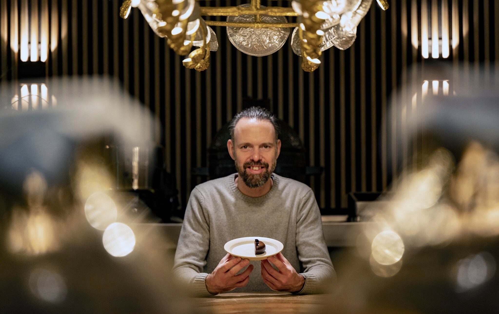 Emile van der Staak, chef-kok en eigenaar van restaurant De Nieuwe Winkel, vraagt een aanbetaling bij een reservering. Dit om te voorkomen dat stoelen onbezet blijven. Foto: Paul Rapp