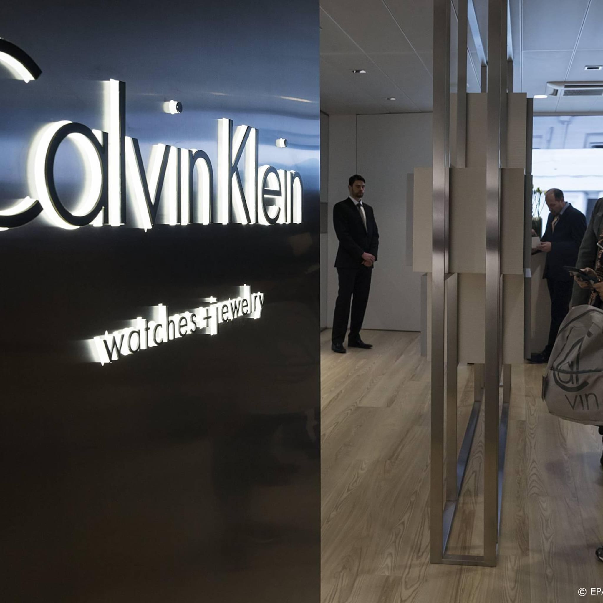 bedrijf achter calvin klein en tommy hilfiger schrapt banen