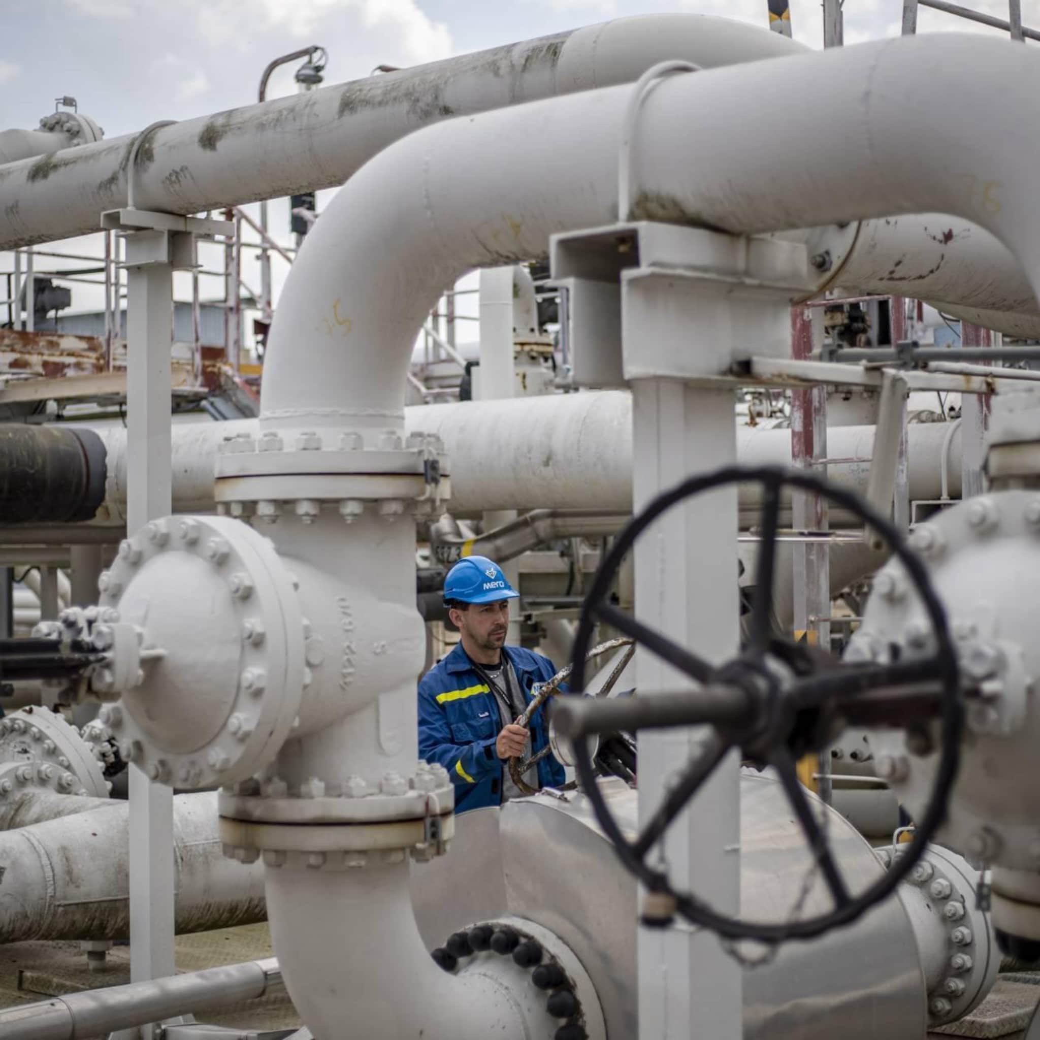 olieprijs licht omlaag na sterkste stijging in maand tijd