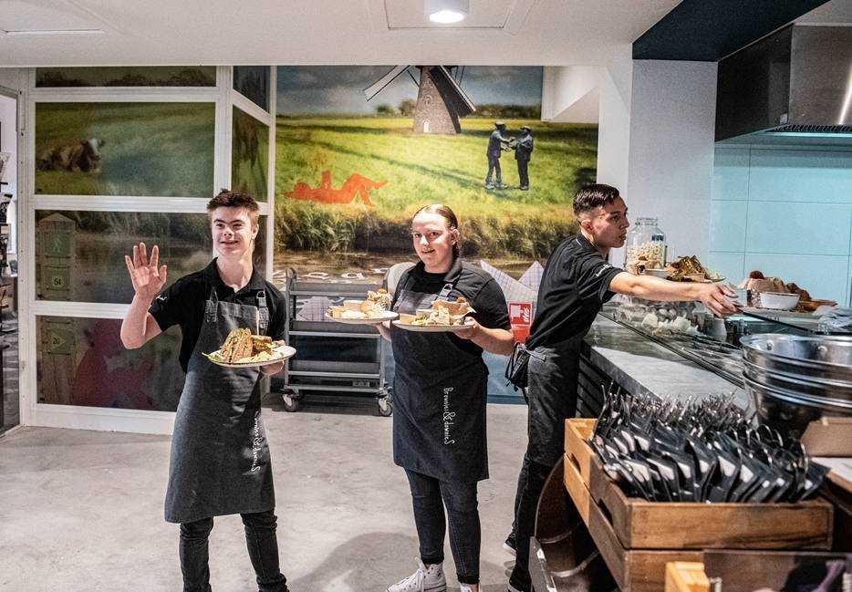 Medewerkers van de lunchroom Brownies &amp; downies in Veghel. De keten wordt verkocht, in de hoop op uitbreiding. Foto: Trouw/Koen Verheijden.