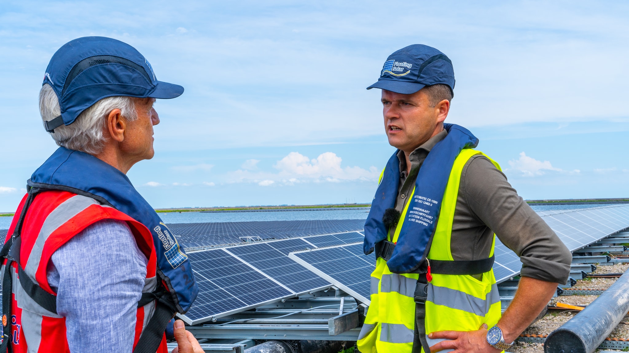 Van Dijk met Jaap Jongbloed bij een eiland dat aan het water wordt toegevoegd. ,,Er is veel internationale interesse voor eilanden die meedraaien met de zon, maar elke locatie heeft zijn eigen specificaties."