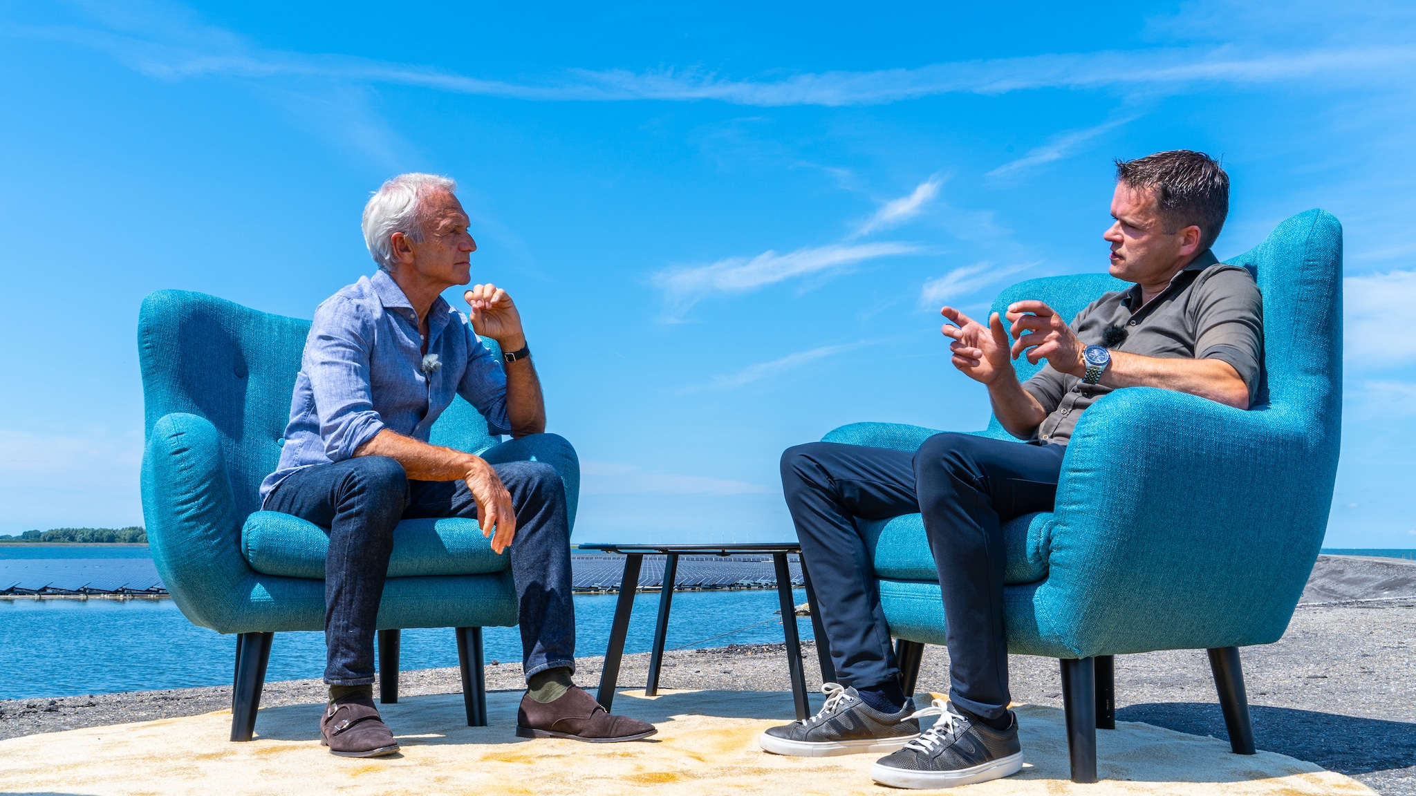 Het gesprek met Van Dijk vond plaats buiten in Andijk, met een van de drijvende eilanden van Floating Solar op de achtergrond.