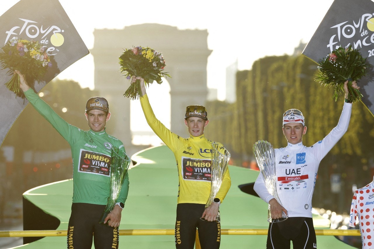 Wat een enorm succesvolle Tour de France was het dit jaar voor Jumbo-Visma. Jonas Vingegaard pakte het geel, Wouter van Aert de groene trui. Foto: ANP.