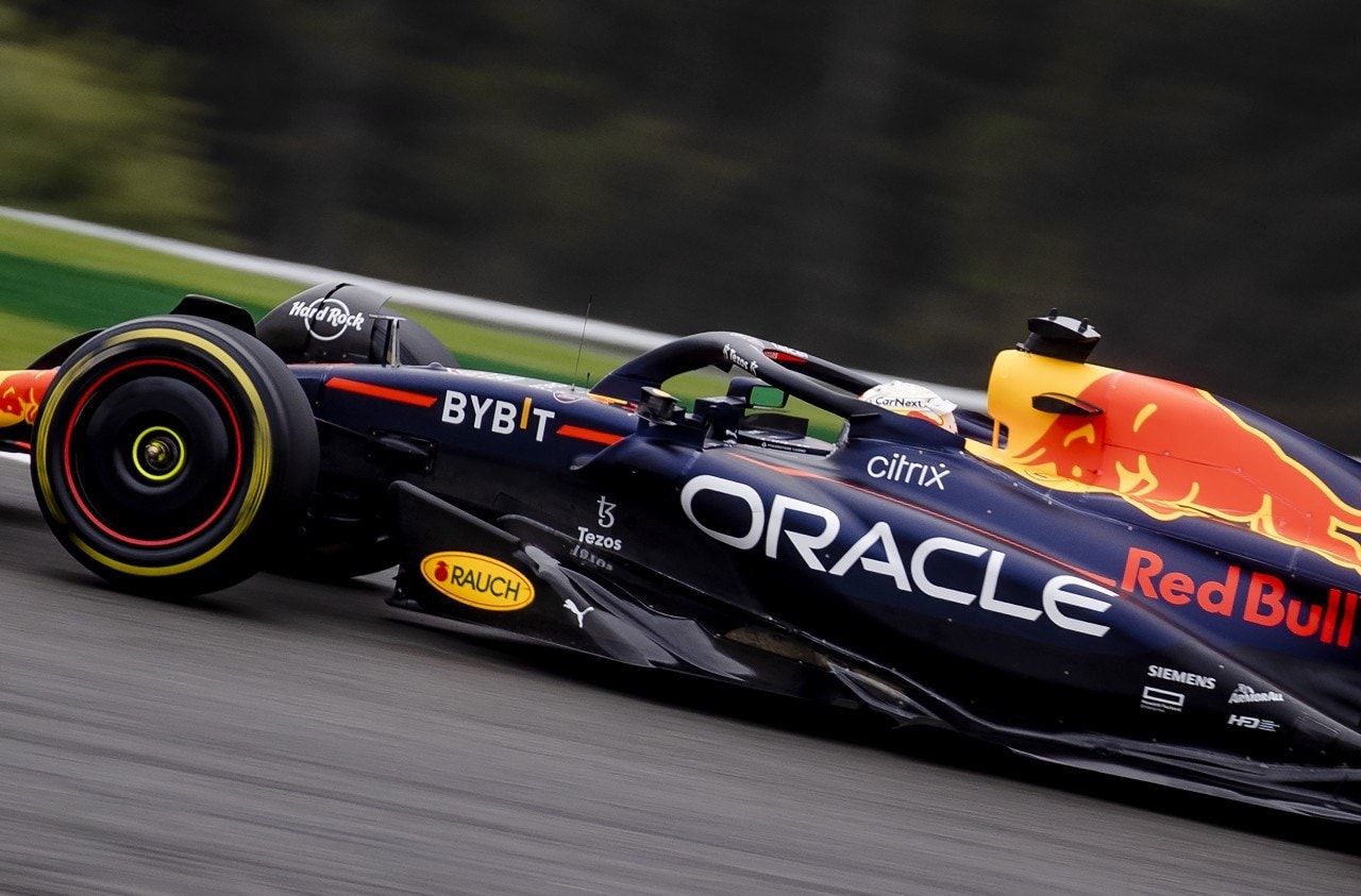 ,,Dankzij Oracle Cloud konden we nog op de dag van de race beslissingen nemen die Max Verstappen hielpen om het kampioenschap van 2021 te winnen", aldus Christian Horner van het Oracle Red Bull Racing Team. Begin dit jaar werd duidelijk dat samenwerking zou worden verlengd. Naar verluidt is die deal tussen Red Bull en Oracle één van de grootste sponsordeals in de geschiedenis van de Formule 1: het zou Red Bull namelijk honderd miljoen dollar per jaar opleveren, en dat gedurende een duur van vijf jaar. Foto: ANP.