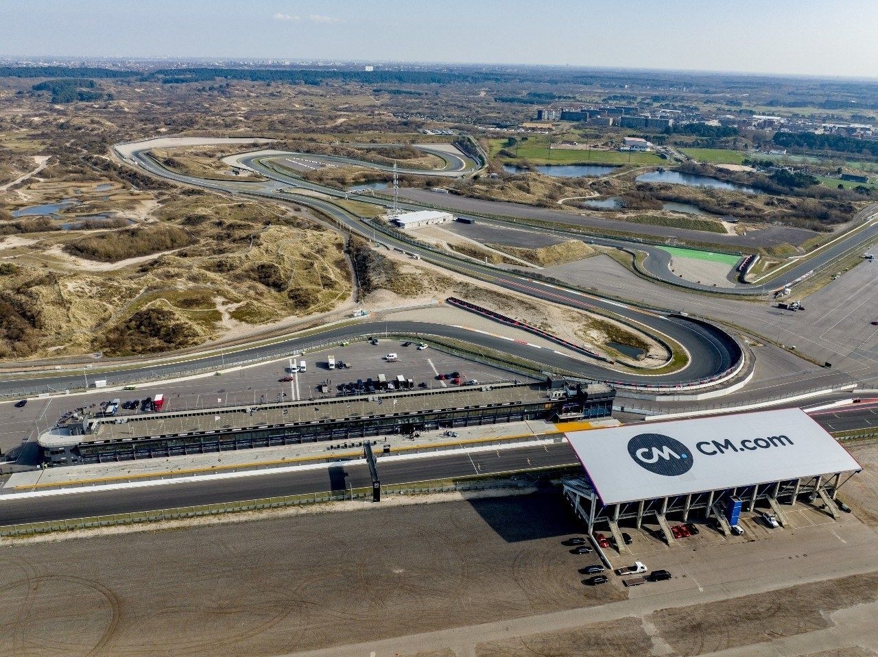 Sinds 2020 is CM.com naamgevend sponsor van Circuit Zandvoort. Samen werd meteen de digitale transitie van het iconische duinencircuit ingezet, met onder meer slimme mobiele communicatie- en betaaloplossingen. Het partnership tussen CM.com en Circuit Zandvoort kent zijn oorsprong in de samenwerking met de Formula 1 Heineken Dutch Grand Prix. Hierbij speelt CM.com onder andere een centrale rol rondom het ticketing-proces. Foto: ANP.