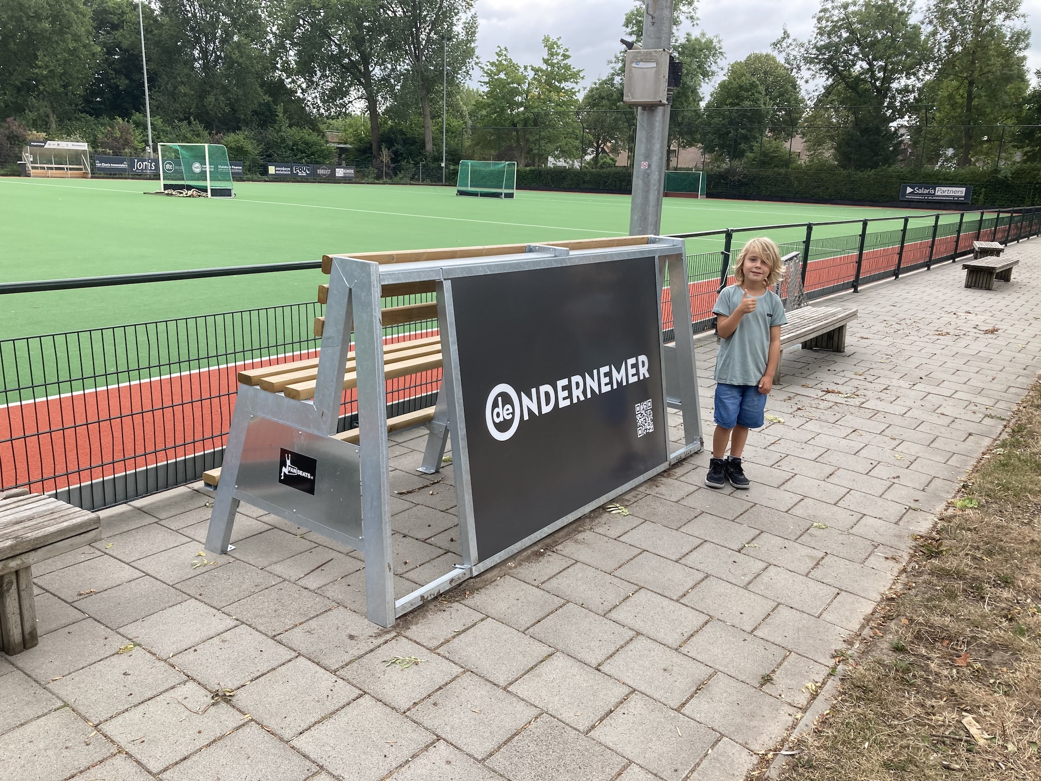 Hockeyer Boris is meer dan tevreden over de bij HC IJsseloever geplaatste Fanseats.