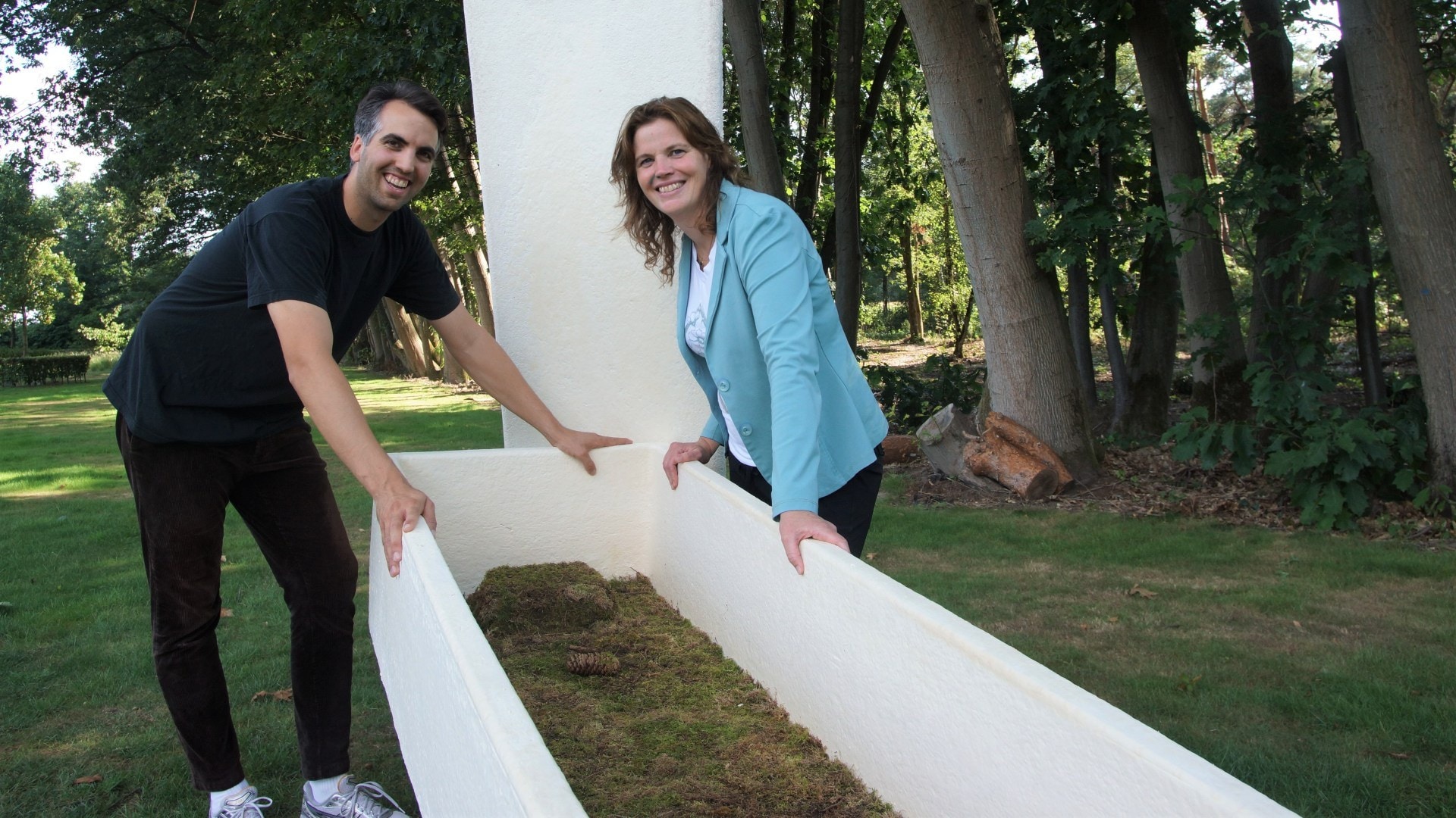 Loop Biotech-oprichter Bob Hendrikx en Ilse van de Voort (DELA) bij de levende doodskist.