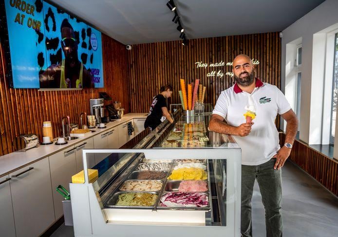 Adnan Bourich in zijn ijssalon aan de Nieuwe Binnenweg in Rotterdam. Foto: Frank de Roo