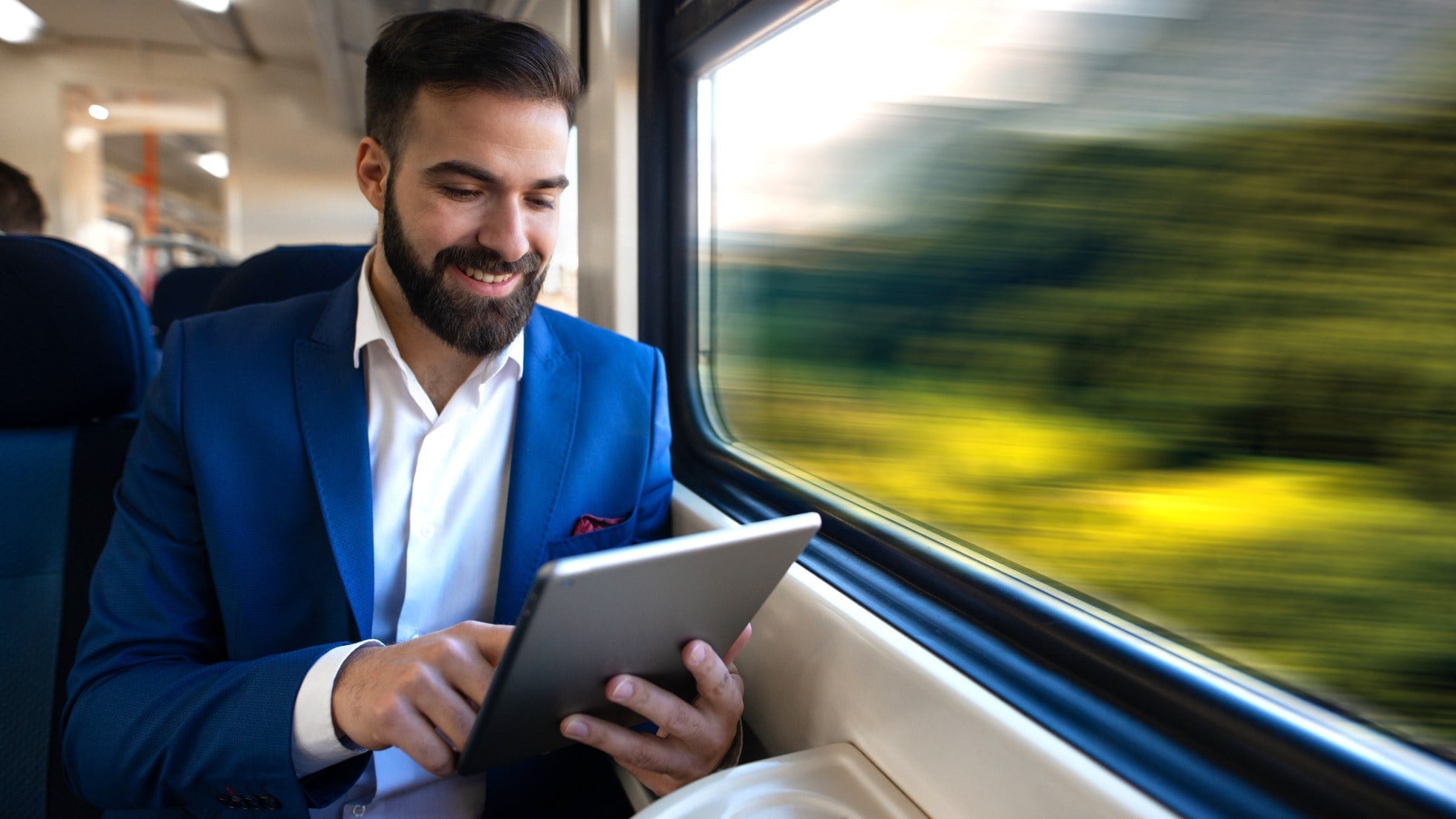 Even de mail of belangrijke papieren doornemen in de trein richting kantoor. Foto: Shutterstock