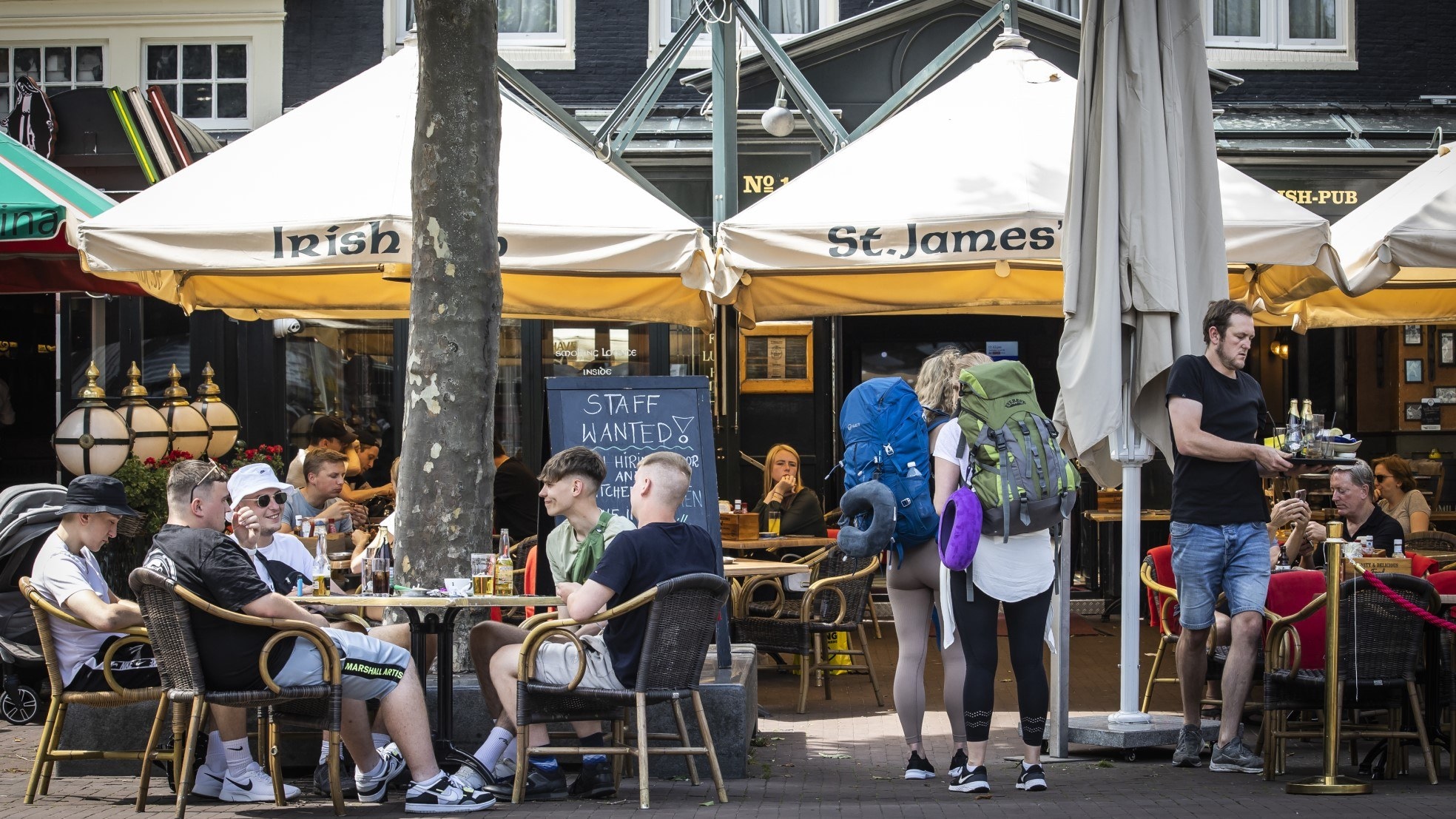 Een vol terras in het hart van Amsterdam. Foto: Dingena Mol