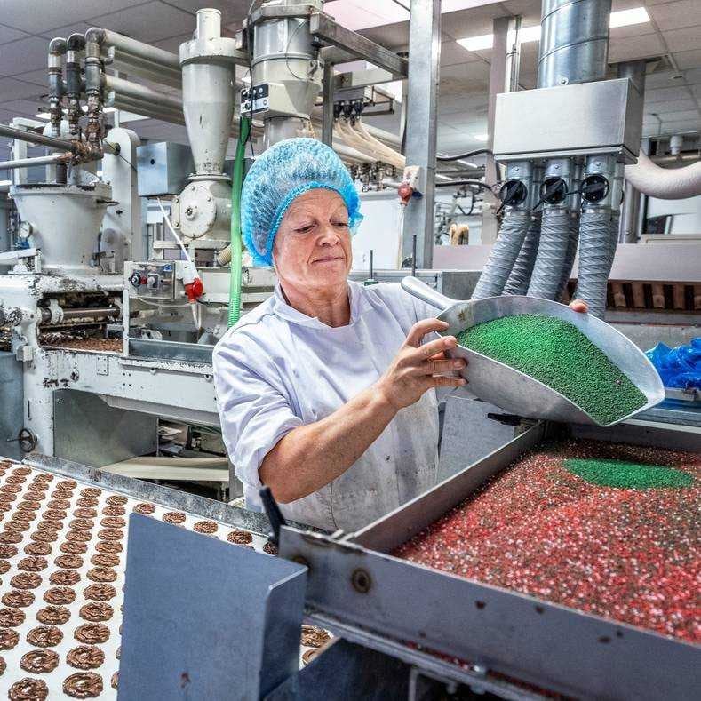 De productie van de kransjes in Heerhugowaard. Foto: Raymond Rutting Photography.