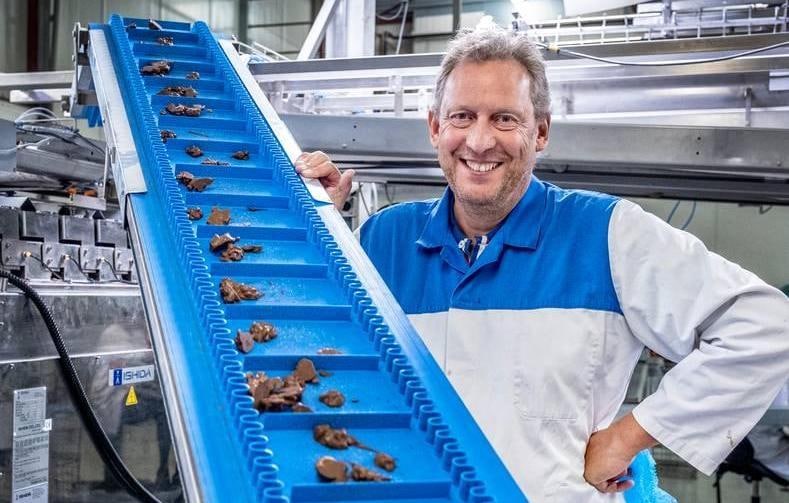 Directeur Hans Neef van De Chocoladefabriek bij de pindarotsjes. Foto: Raymond Rutting Photography.