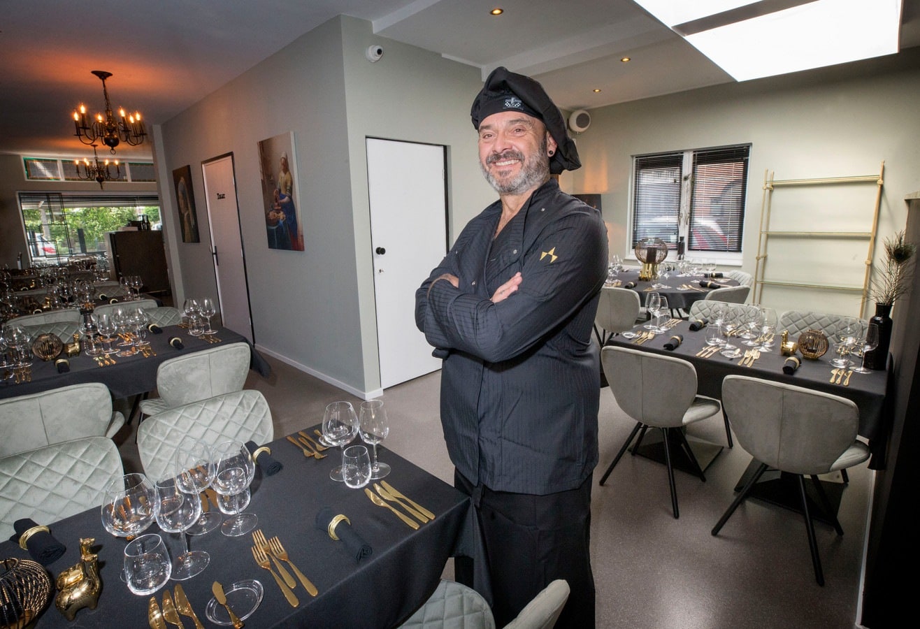 Kok en uitbater Fred Friskus in zijn nieuwe restaurant By Fred in de Belcrum. Foto: Joyce van Belkom