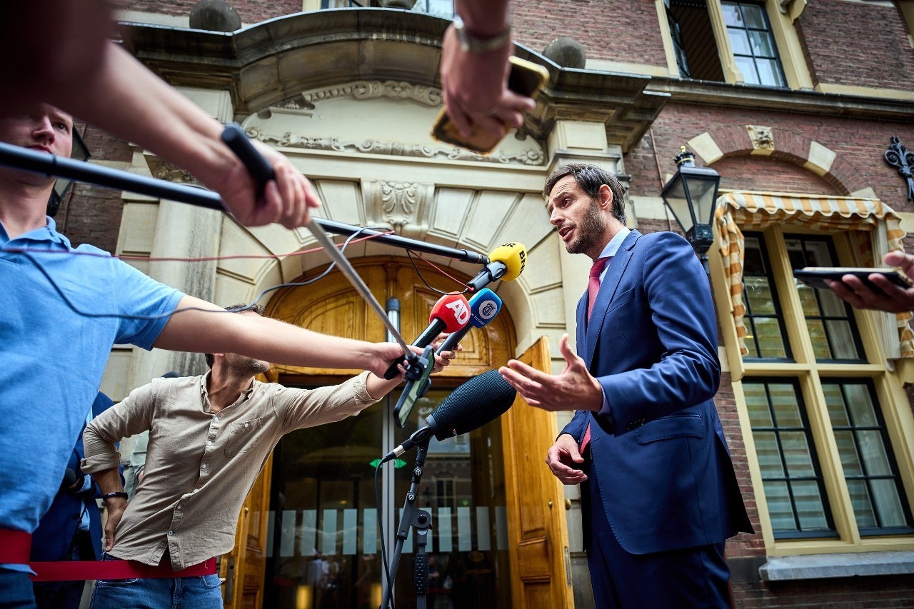 'Tijdens de coronacrisis hebben we een pakket gemaakt om het bedrijfsleven met hun personeel overeind te houden. Ook nu moeten we fors ingrijpen, al kunnen we niet alles compenseren. Er is minimaal 10 miljard euro nodig', aldus CDA-minister Hoekstra. Foto: ANP.