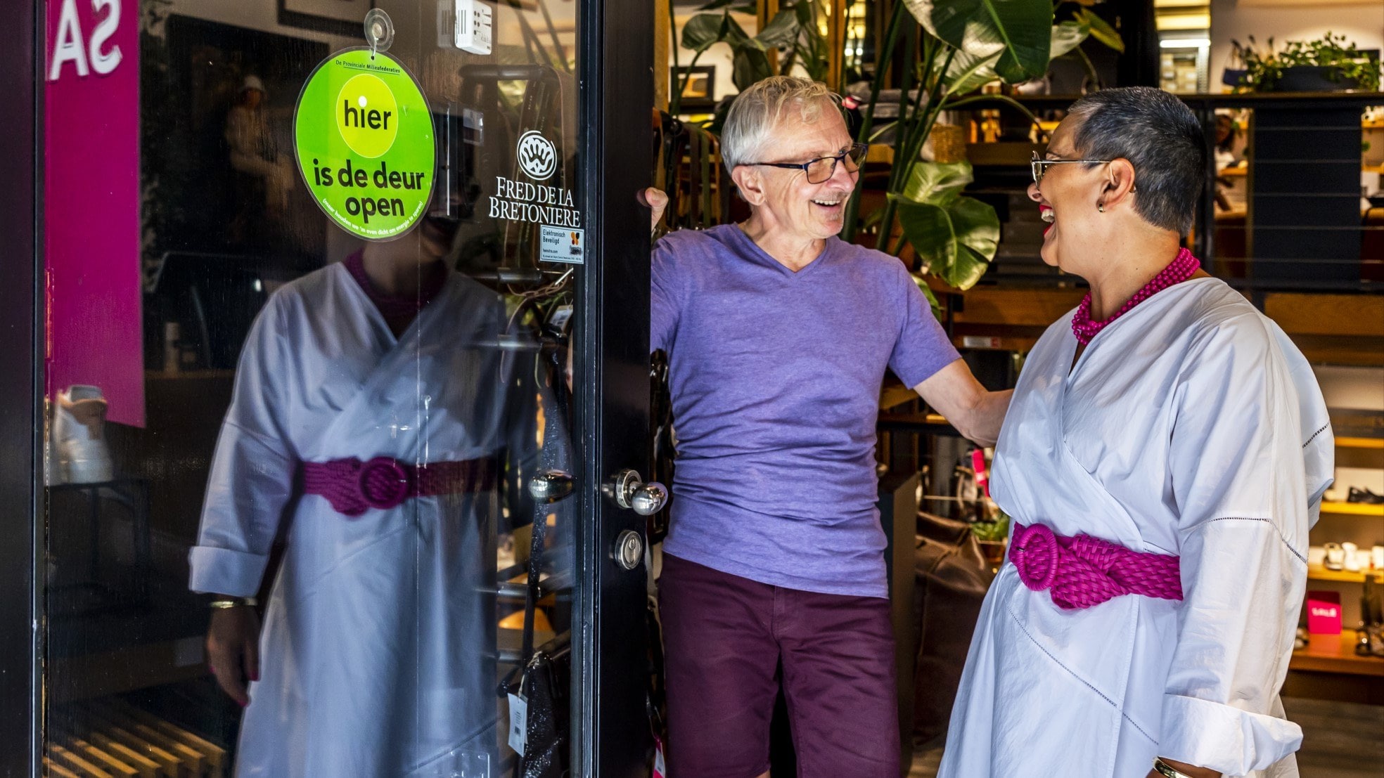 Wat te doen tegen energieslurpende airco’s? Deuren open of dicht, dat is de vraag die ondernemers bezighoudt. Foto: Angeliek de Jonge
