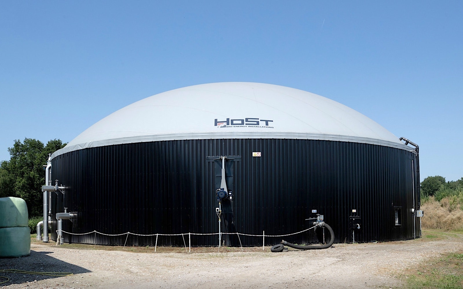 De grote koepeltank waar de mest in verdwijnt en waarin gedurende een kleine maand biogas wordt gewonnen.