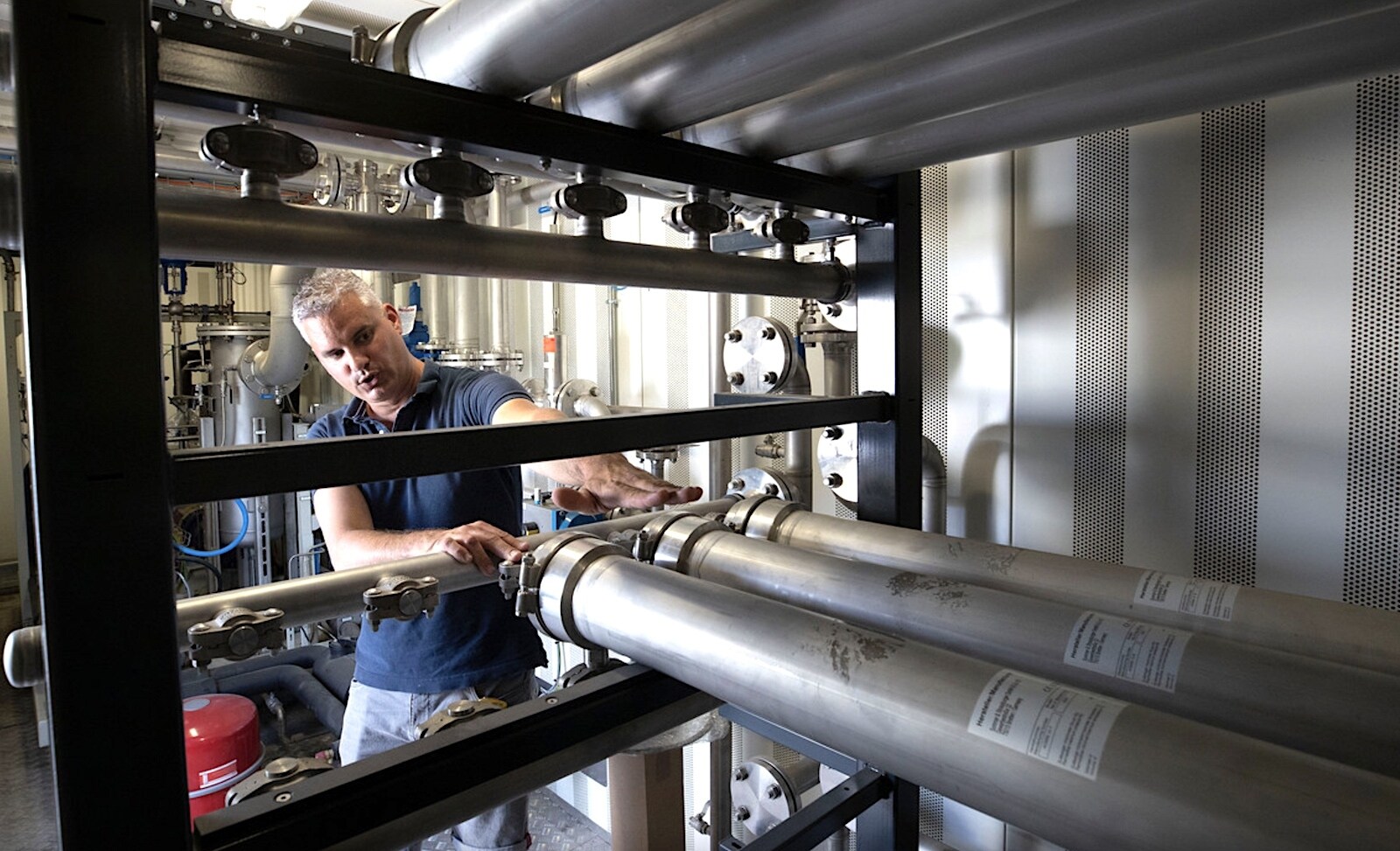 Frank van Genugten in een van de containers, waar het biogas wordt gescheiden in methaan en CO2. Foto: DCI Media