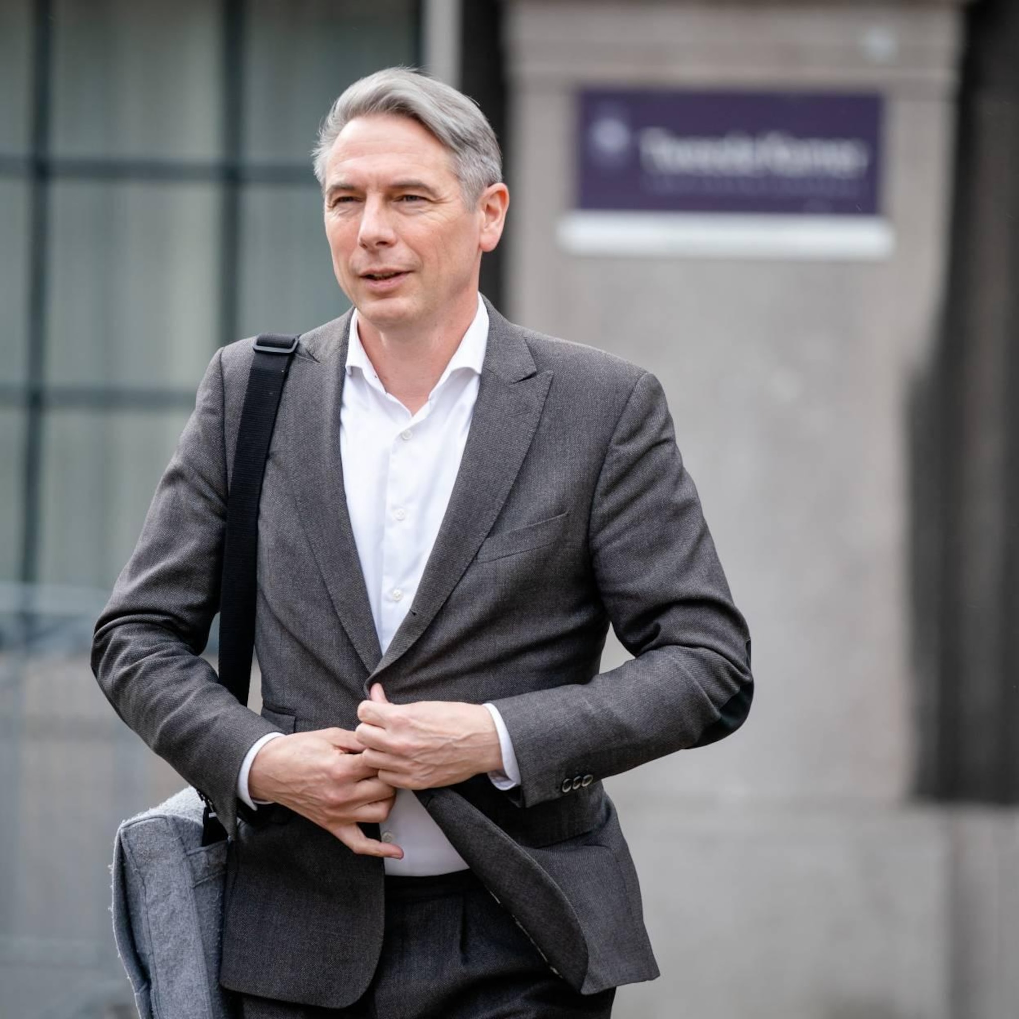 fnv cpb cijfers laten zien dat er een fikse loongolf nodig is