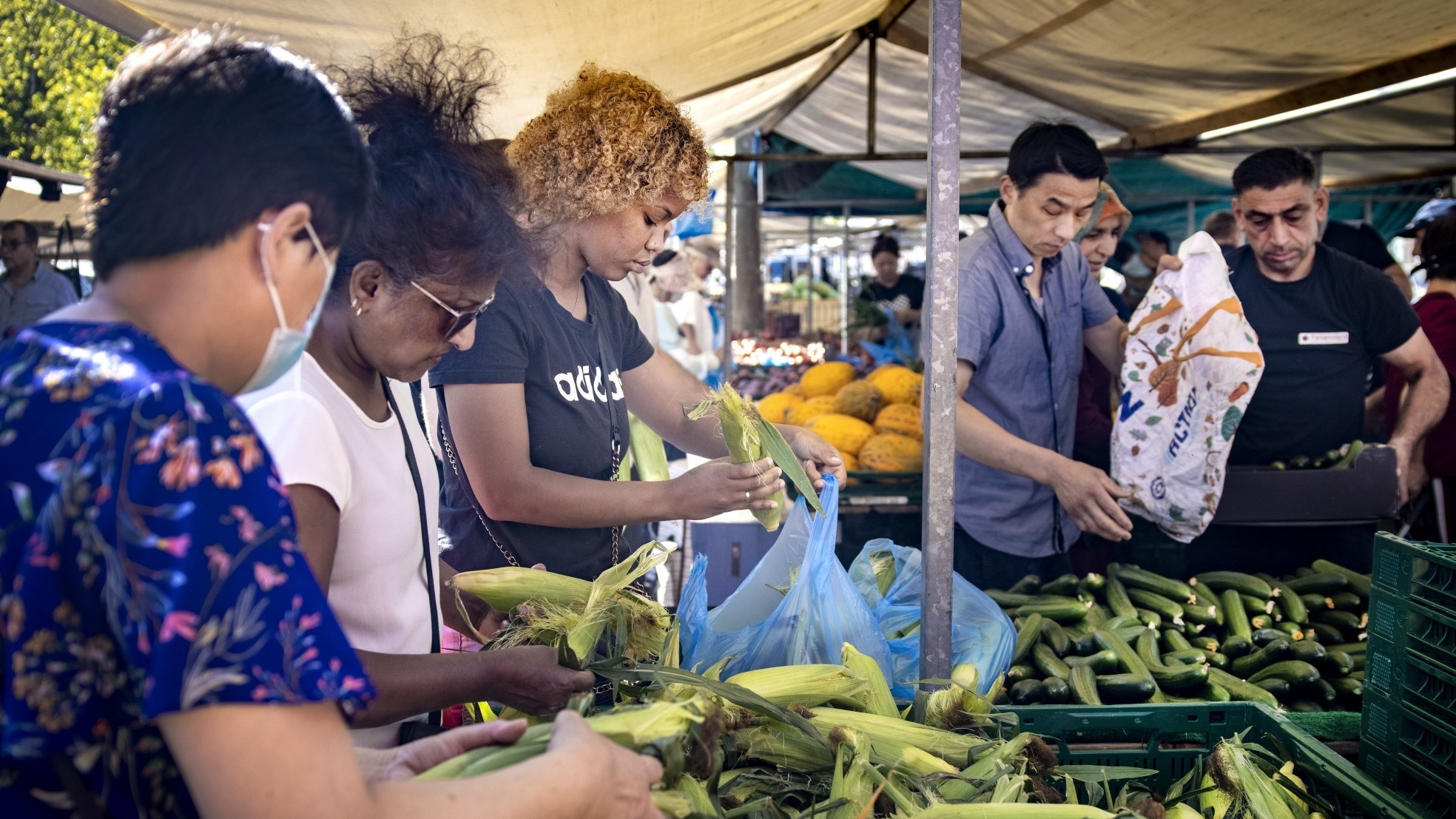 Mensen doen boodschappen op de markt op het Rotterdamse Afrikaanderplein. Foto: ANP.