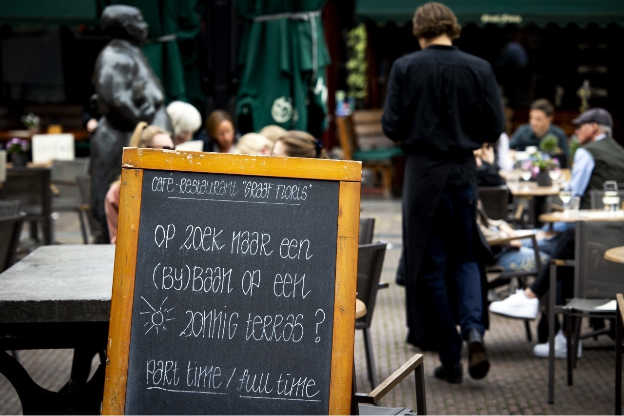 Met een nijpend personeelstekort heeft de horeca al uitdagingen genoeg. Een loonsverhoging past daar niet bij, meent KHN. Foto: ANP