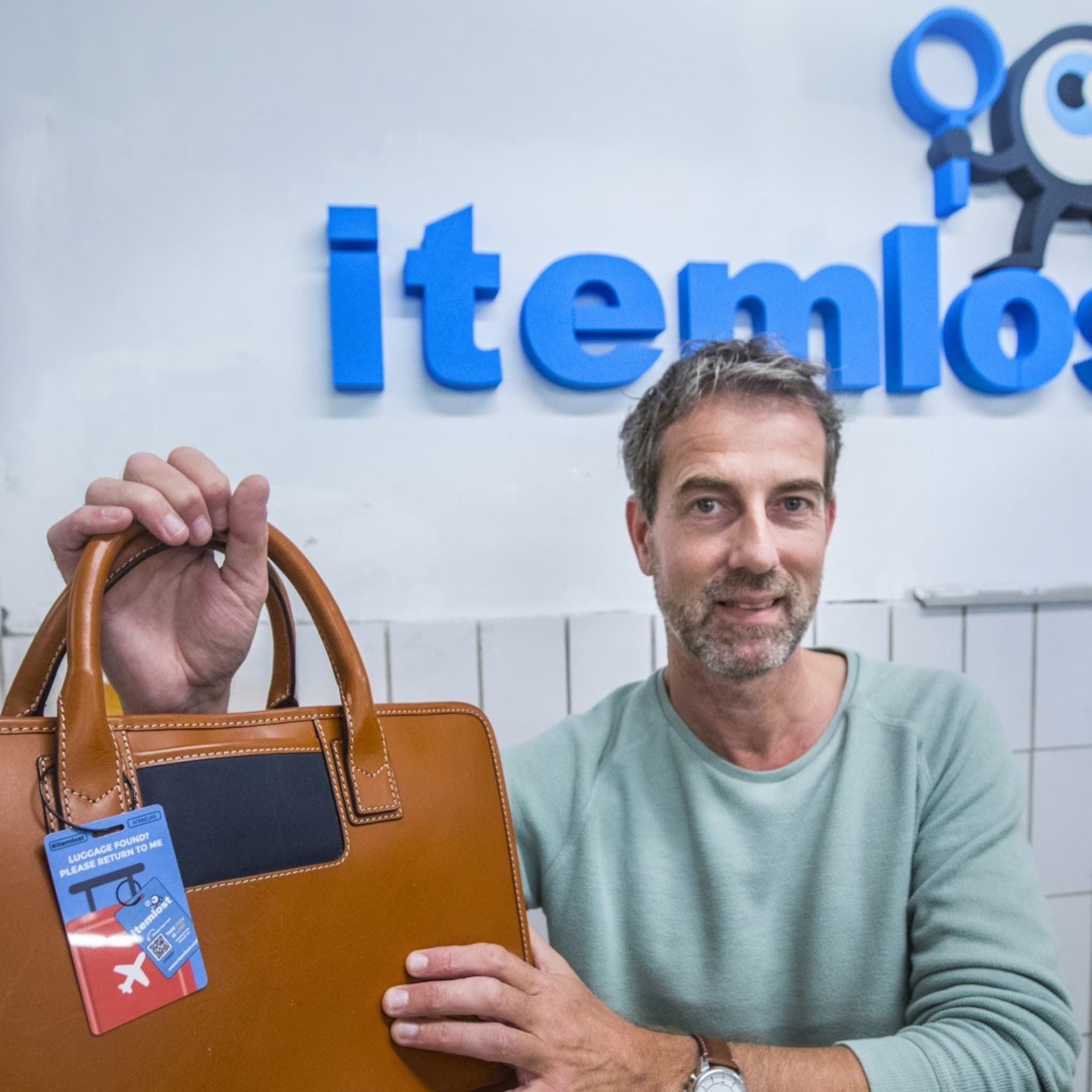 bagage kwijt op schiphol itemlost van gino de vin vindt voorwerpen met qr code terug