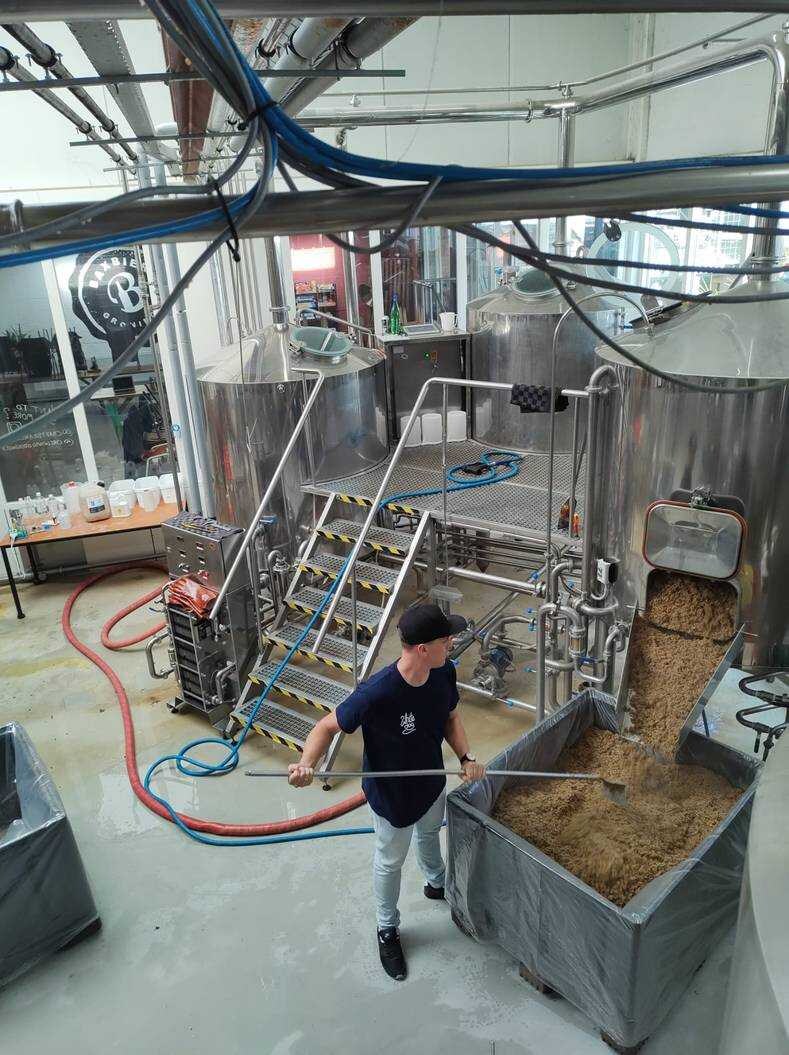 Ricky aan het werk in de bierbrouwerij. Privéfoto