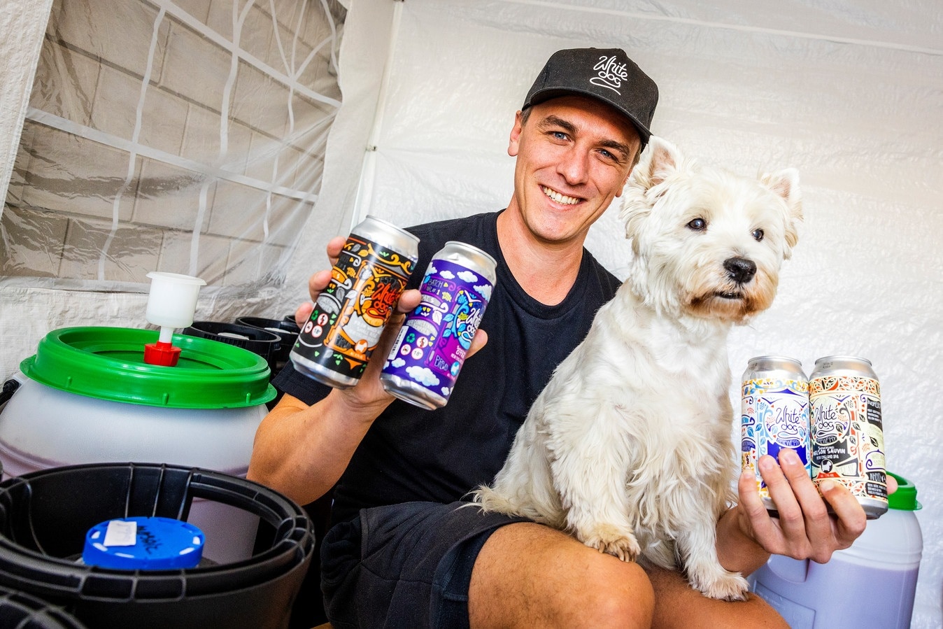 Ricky Maertzendorff met hond Westie waar zijn bier naar is vernoemd. Foto: Jeffrey Groeneweg