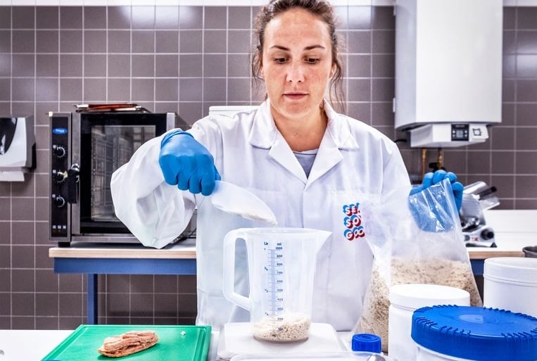 Char Pijpers, productontwikkelaar bij Seasogood, in het laboratorium. Foto: Raymond Rutting / de Volkskrant