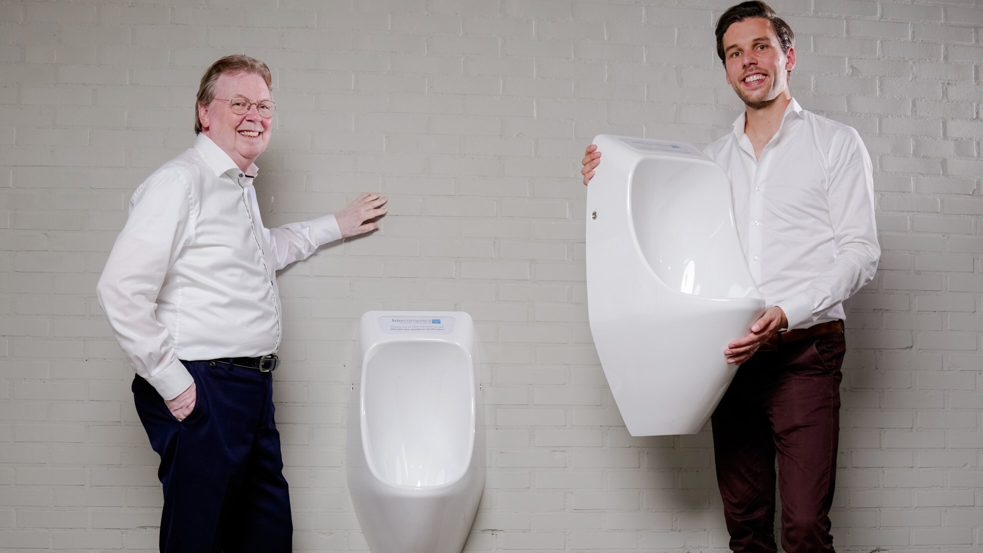 Roderick (rechts) en Ed Standaart met hun duurzame en zuinige urinoirs. Foto: Marco De Swart