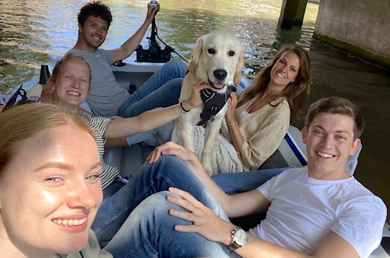Het bedrijf Paperdork heeft een bootje – ze zijn gevestigd aan een Utrechtse gracht – en sluiten de dag met z‘n allen nog even op het water af. Foto: Paperdork