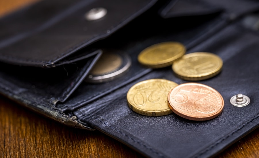 De portemonnee van de consument wordt steeds leger. Foto: ANP.