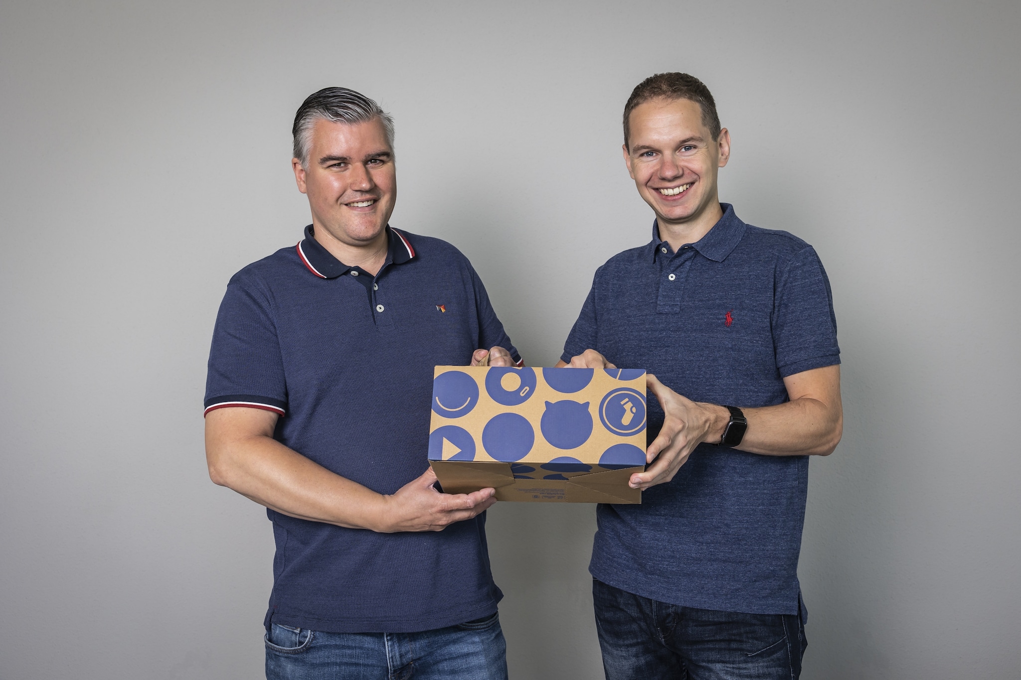 Of je nu 300 artikelen per maand verkoopt of 10.000, de apps en diensten via bol.com kunnen elke e-commerce ondernemer helpen groeien, zeggen Robin Gerrits (rechts, Blisso) en Gert de Wit (Titus Brick). Gert vertelt in de video over zijn wens om zijn producten optimaal te verpakken. Hij kan nu ook gebruik maken van de dienst 'verpakking via bol.com' die zorgt voor een duurzame, veilige en snelle manier van verpakken.