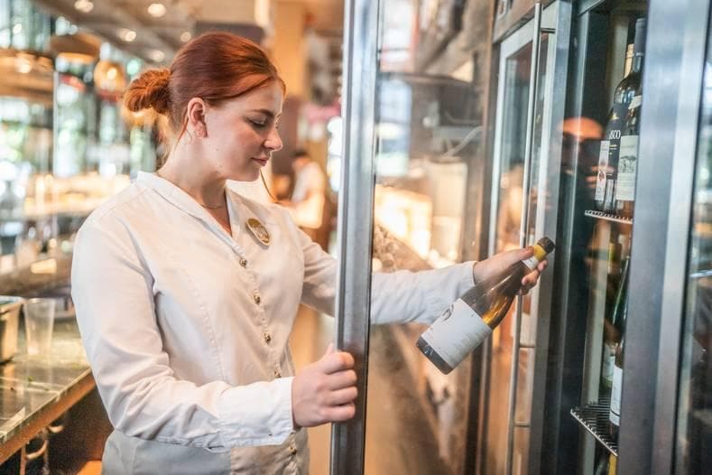 Demi Jongepier aan het werk in de bediening in restaurant Ron Gastrobar in Amsterdam. Foto: Joris van Gennip.
