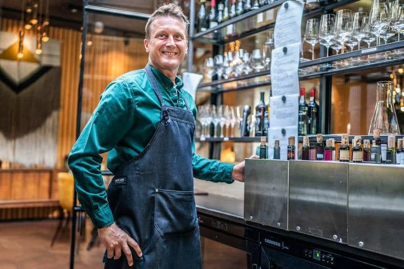 Gerben van Dalum aan het werk in de bediening van restaurant van V in Amsterdam. Foto: Joris van Gennip.