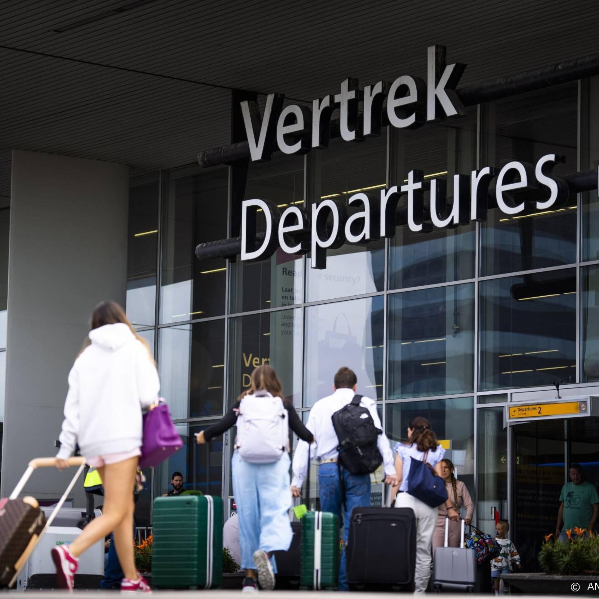 schiphol gaat kosten van door chaos gestrande reizigers vergoeden