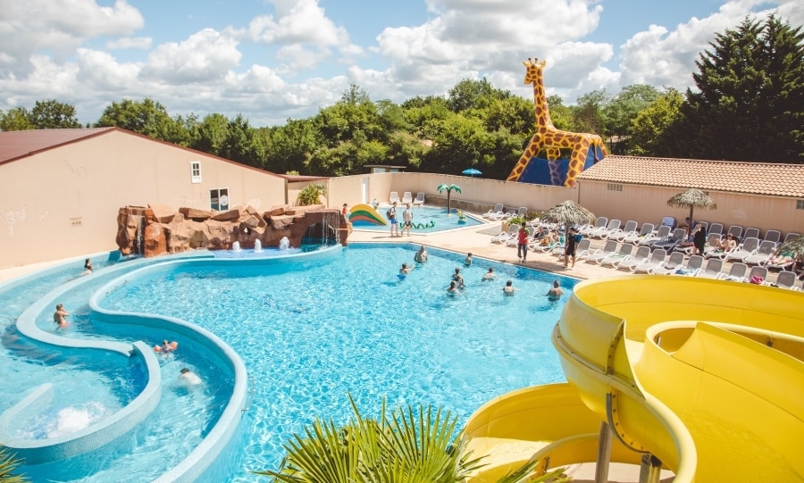 Het buitenzwembad van camping Village de la Guyonnière.