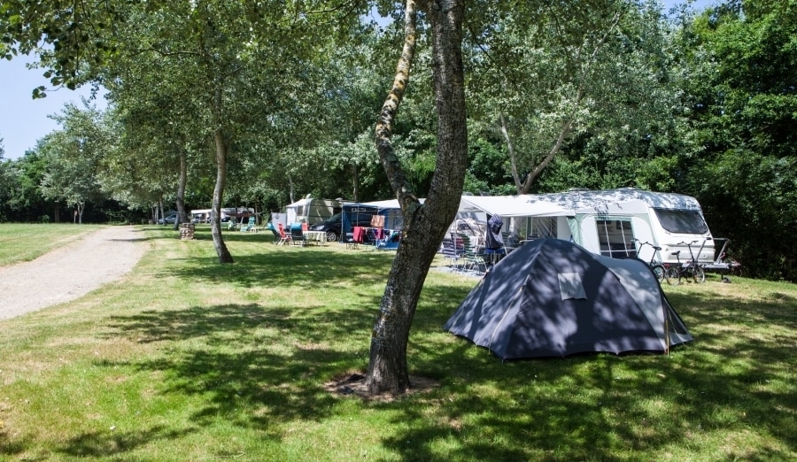 De camping staat bekend om de ruime kampeerplekken.