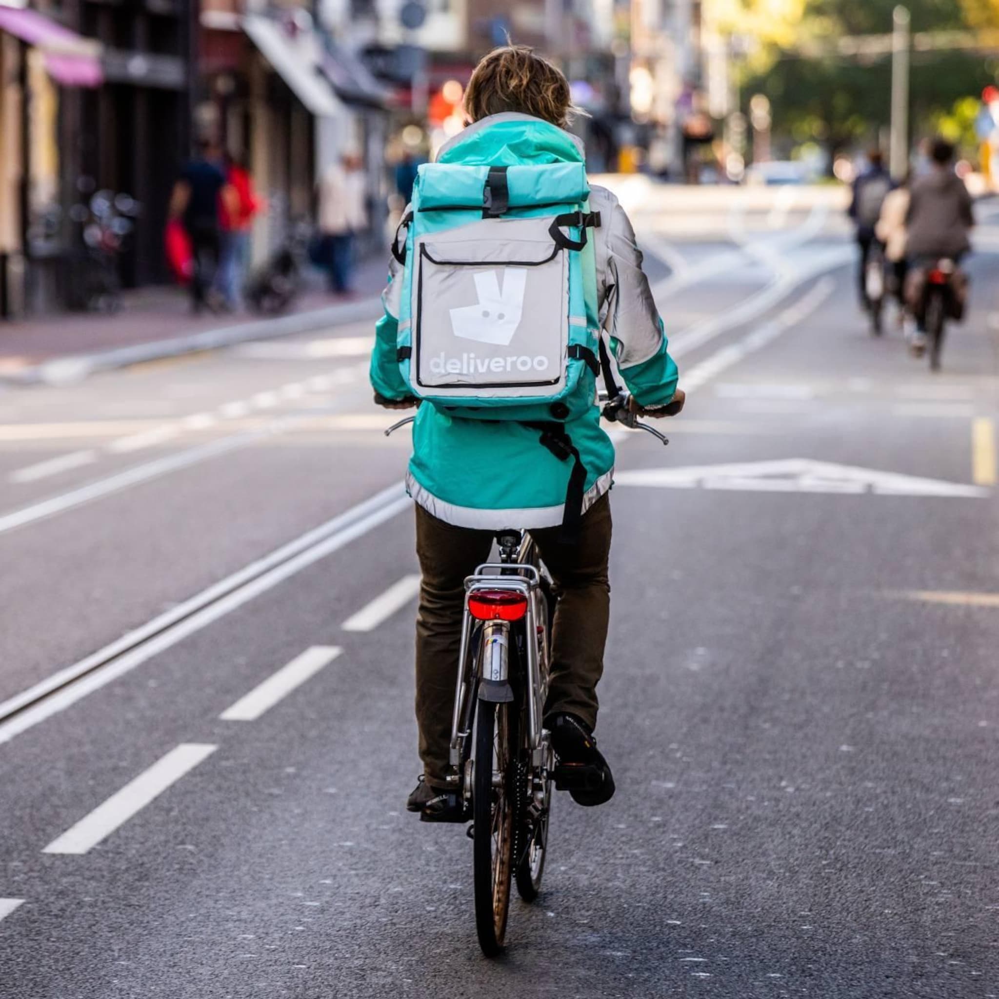 maaltijdbezorger deliveroo wil eind dit jaar weg uit nederland