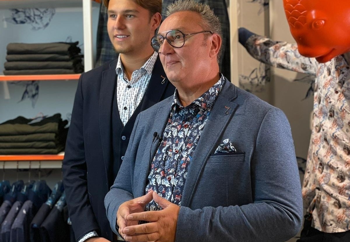 Rob Schalker (rechts) in de kleurrijke collectie van A Fish named Fred. Foto: A Fish named Fred.