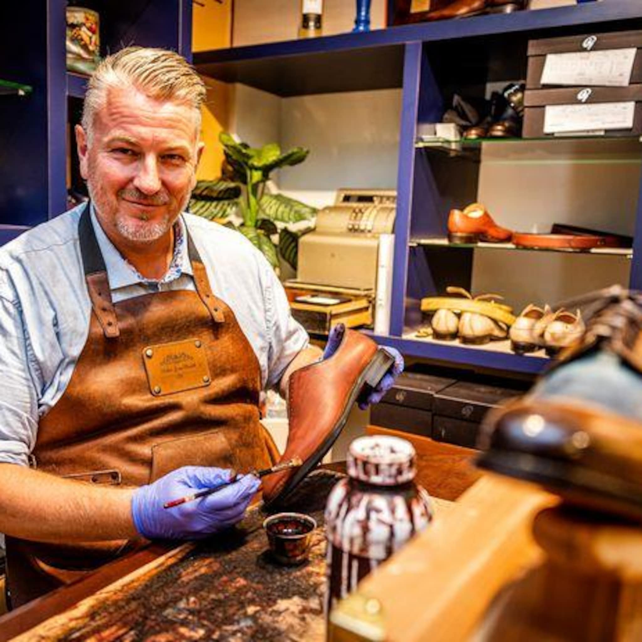 niels tovert kale stappers met kwastje om tot unieke herenschoenen ik zie dit onze core business worden